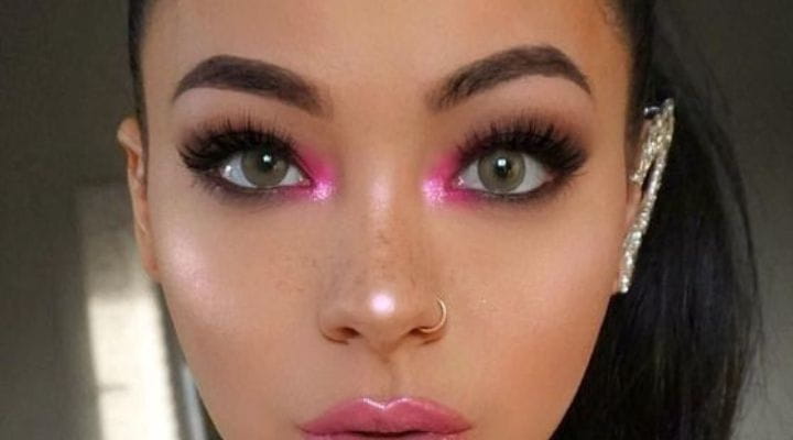 maquiagem colorida com ponto de luz no canto interno dos olhos na cor rosa