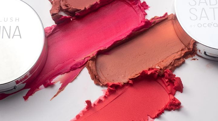 embalagens de blush próximos à pinceladas do próprio produto