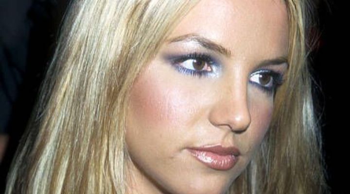 Britney Spears com clássica maquiagem dos anos 2000