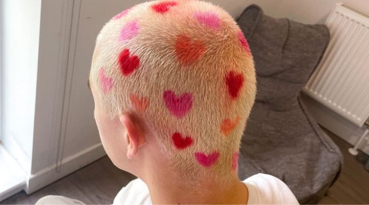 homem com cabelo curto com desenhos de coração no cabelo