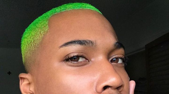 homem com cabelo curto na cor verde neon