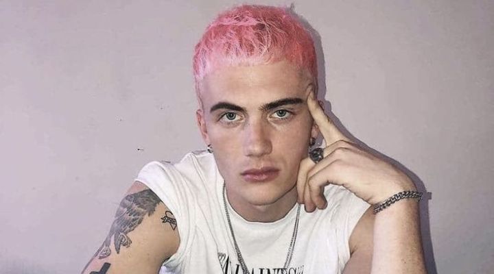 homem de cabelo curto com cabelo cor de rosa