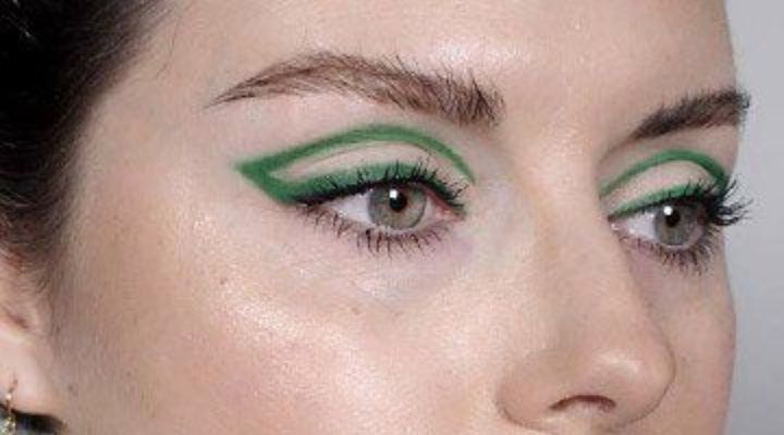 mulher com maquiagem verde ao redor dos olhos