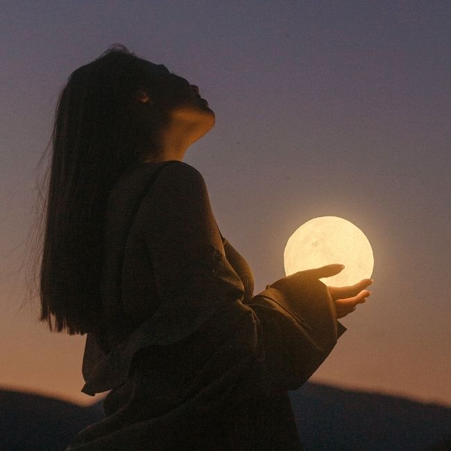 mulher meditando com lua