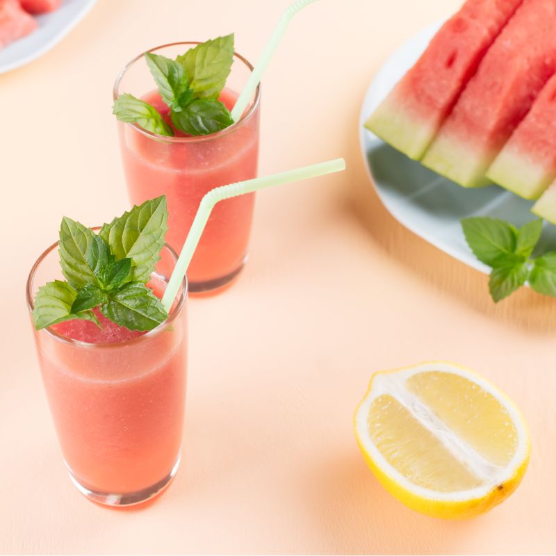 imagem de copos com sucos de frutas