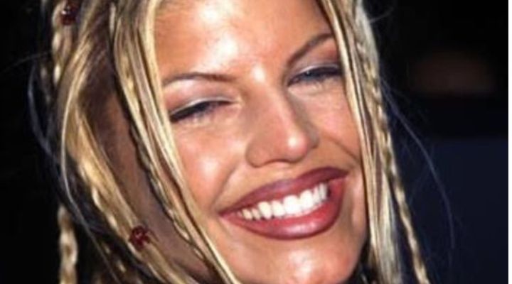 Fergie com maquiagem dos anos 2000 e tranças nas franjas