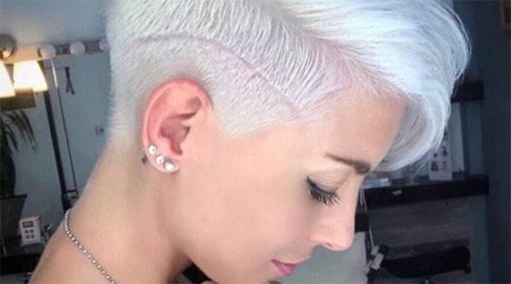 modelo com cabelo sidecut platinado