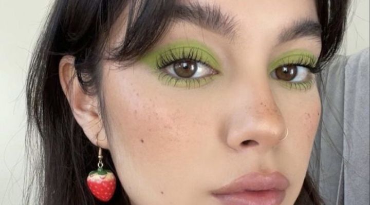 mulher com maquiagem verde simples ao redor dos olhos