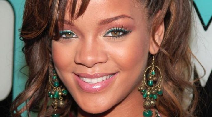 Rihanna com maquiagem dos anos 2000, o clássico batom rosa claro e olhos coloridos