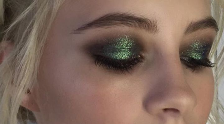 mulher com maquiagem verde ao redor dos olhos