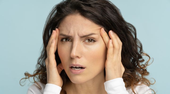 mulher com uma expressão de stress