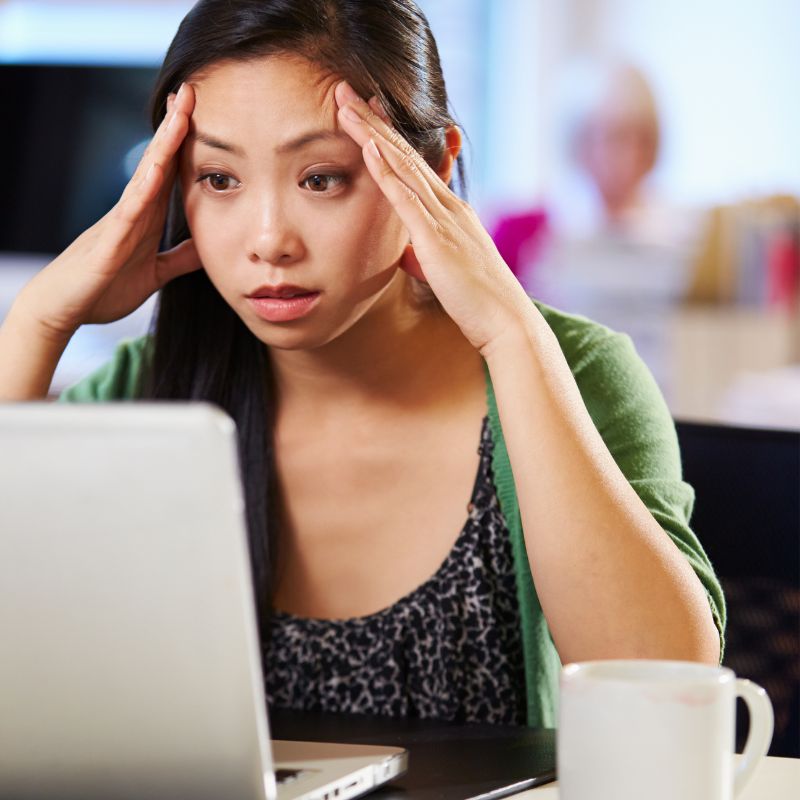 mulher com uma expressão de stress