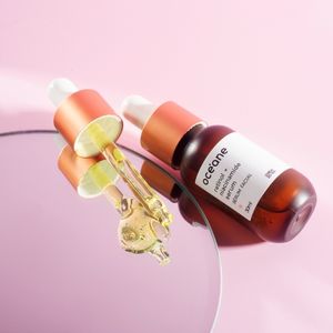 produtos serum sobre mesa rosa