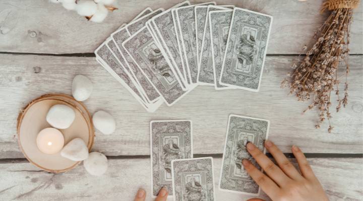 cartas de tarot sobre a mesa