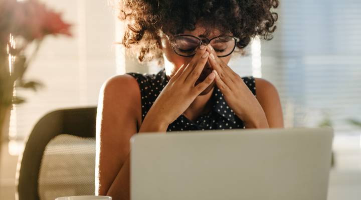 mulher estressada com trabalho