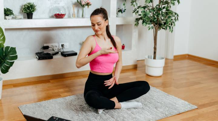 mulher praticando yoga