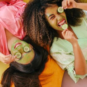 modelos fazendo skincare com pepino