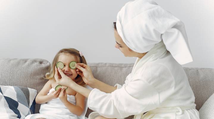 mãe e filha fazendo skincare