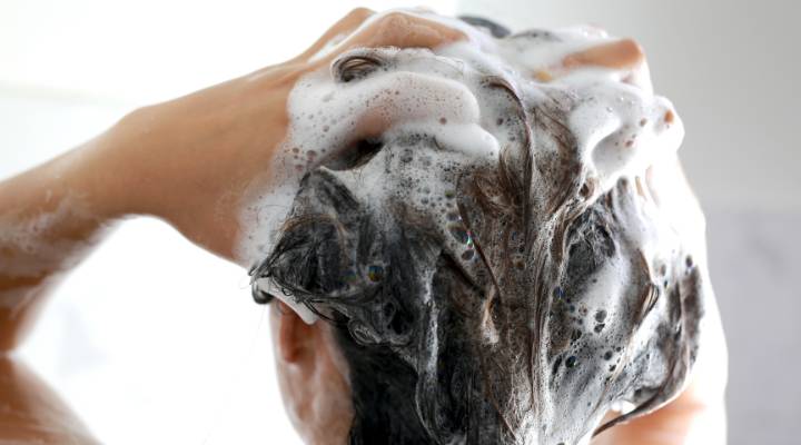 modelo lavando o cabelo