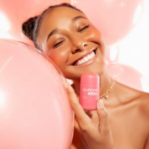 modelo usando blush rosa em bastão