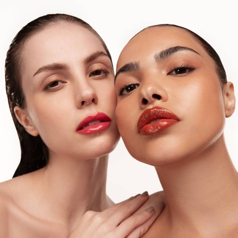 modelos usando o balm labial oceane