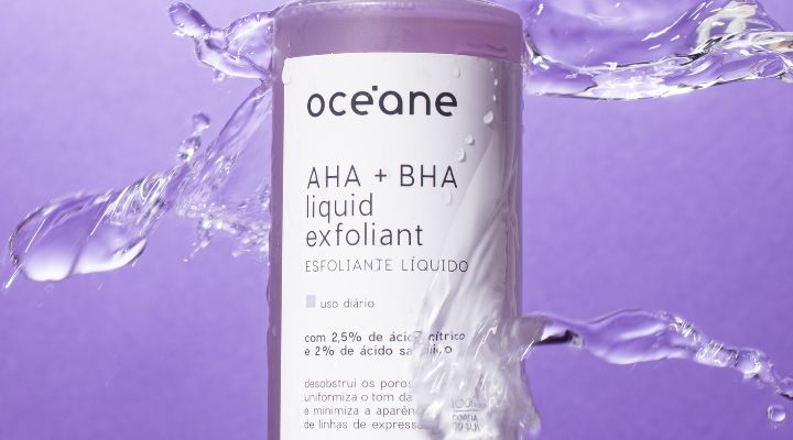 produto esfoliante debaixo da agua