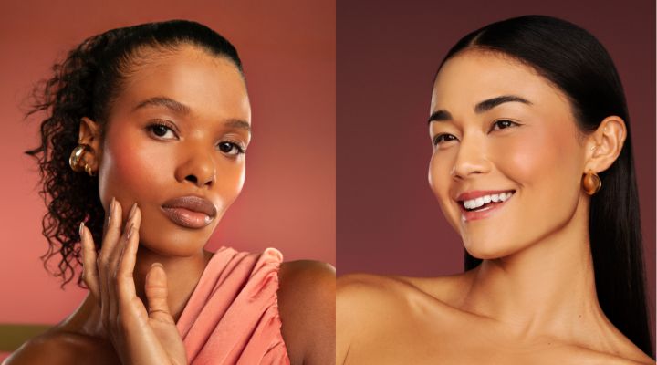 Duas mulheres com maquiagem leve e expressões sorridentes.