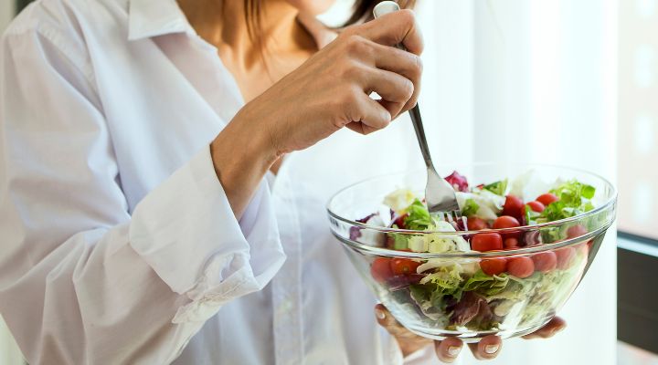 pessoa comendo lanche saudavel