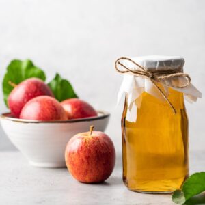 vidro com vinagre de maça