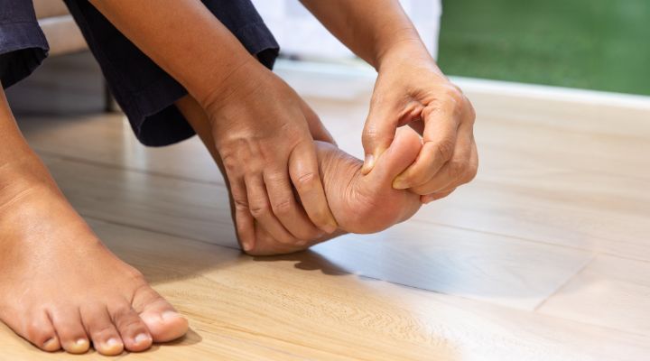 pessoa alongando os pes