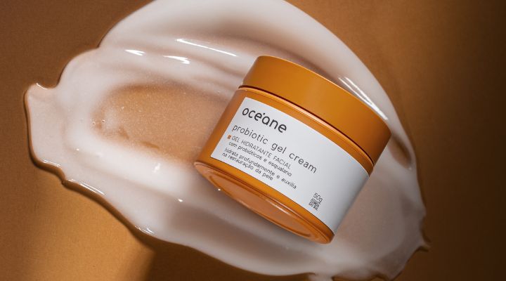 creme espalhado pela mesa com fundo marrom