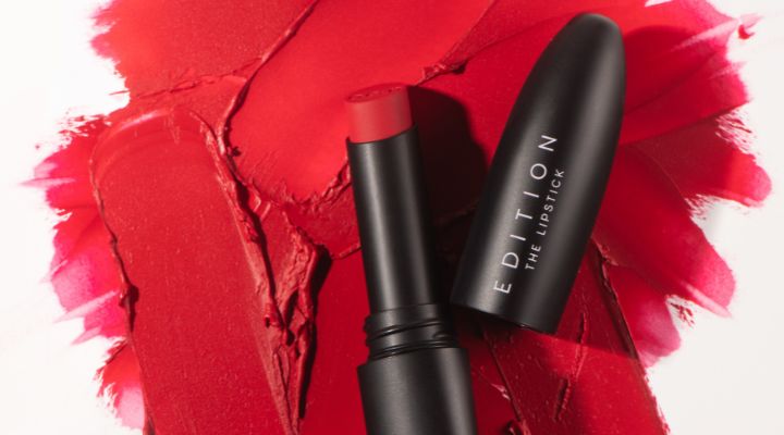 Batons vermelhos sobre fundo texturizado