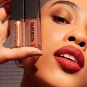 Modelo mostrando produtos da Oceane