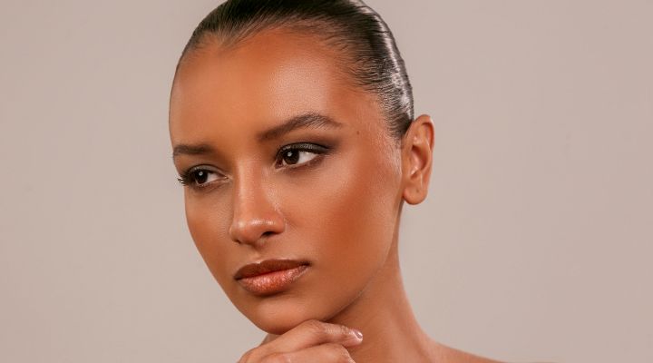 Modelo feminina com maquiagem suave e expressão pensativa