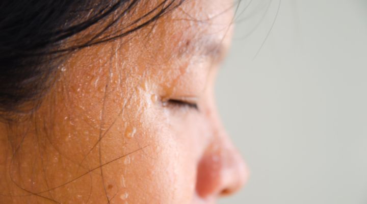 Mulher com gotas de suor no rosto