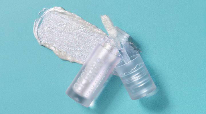 Batom labial transparente em fundo azul