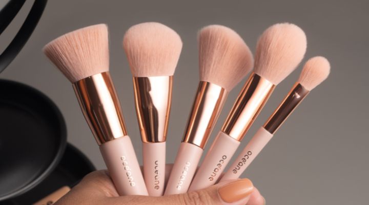 Conjunto de pincéis de maquiagem em tons rosa