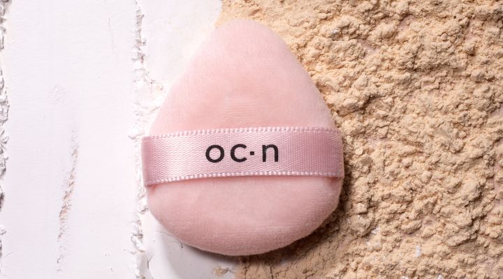 Esponja de maquiagem em formato de gota rosa.