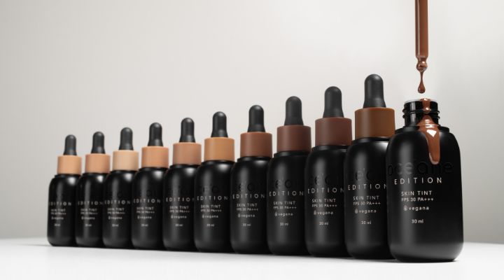 Frascos de base em tons diversos em alinhamento