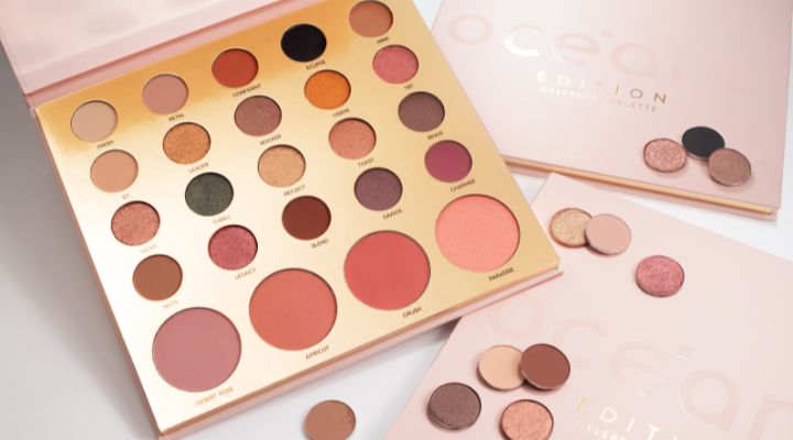 Palette de maquiagem com variados tons de sombras e blushes