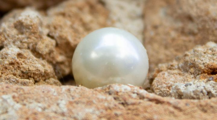 Uma pérola brilhante sobre pedras naturais