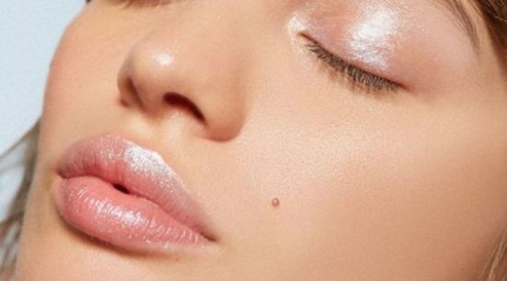 Close-up de um rosto feminino com lábios brilhantes