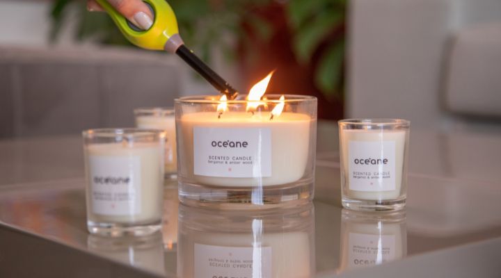 Acendendo vela aromática em ambiente moderno