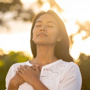 modelo com roupa branca