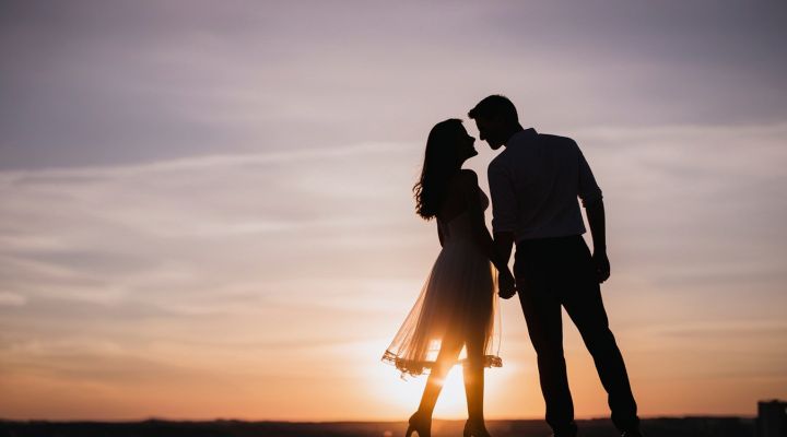 Casal se beijando ao pôr do sol