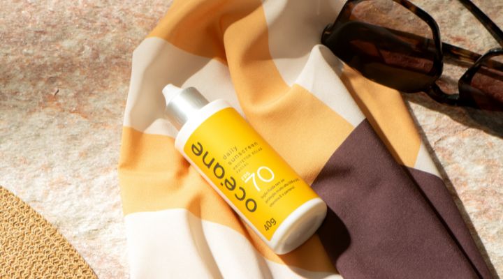 Protetor solar amarelo Océane em fundo estiloso