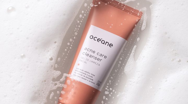 Gel de limpeza para acne da Oceáne em fundo de espuma