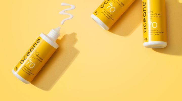 Produtos de skincare Oceáne sobre fundo amarelo