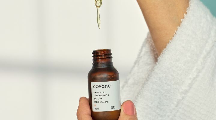 Frasco de sérum facial com conta-gotas em ação