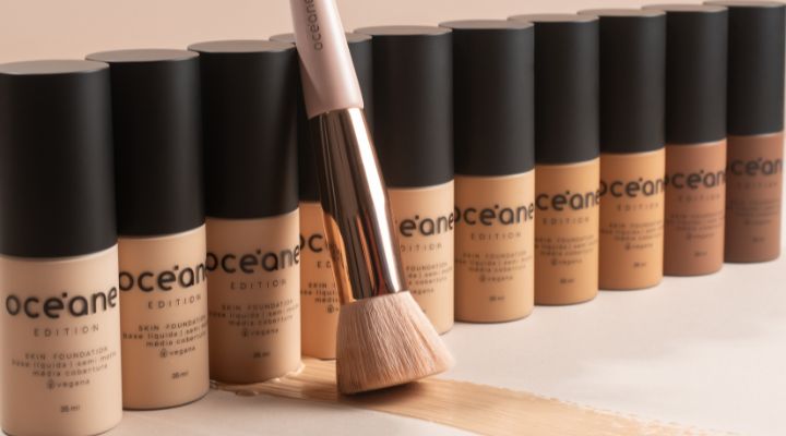 Diversas tonalidades de base Oceane com pincel